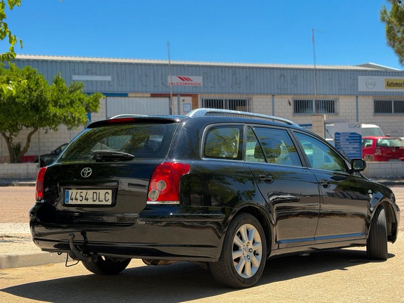 Toyota Avensis - foto 1