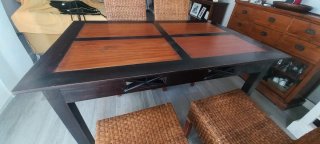 Mesa de comedor de madera oscura y marrón