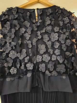 Vestido azul marino plisado con flores