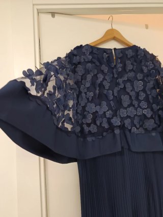 Vestido azul marino plisado con flores