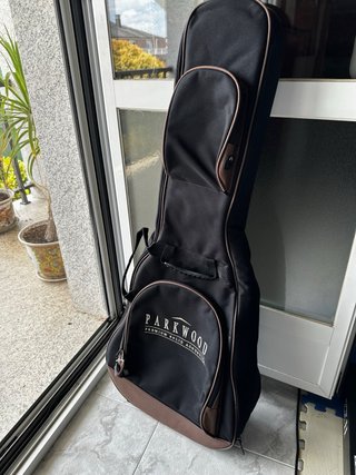 Funda para guitarra acústica Parkwood Premiun.