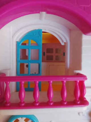 Casa de muñecas rosa y blanca