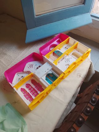 Casa de muñecas rosa y blanca