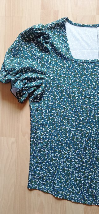 Blusa verde floral manga abullonada