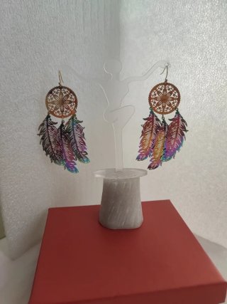 Pendientes dorados con plumas multicolor