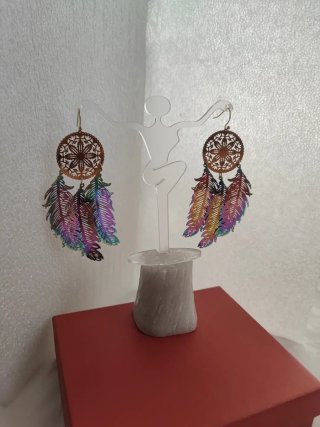 Pendientes dorados con plumas multicolor