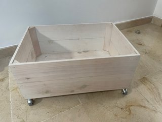 Cajón de madera con ruedas para juguetes