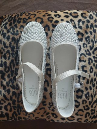Zapatos niña blancos con pedrería