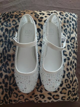 Zapatos niña blancos con pedrería