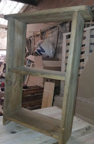 Consola con madera reciclada