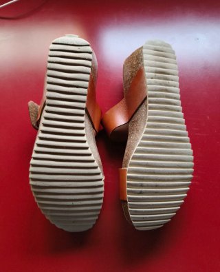 Sandalias cuña marrón