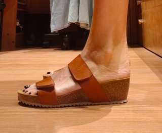 Sandalias cuña marrón