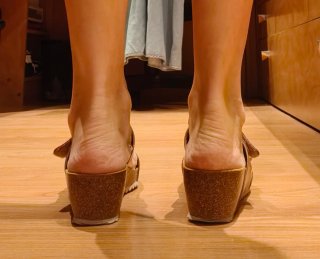 Sandalias cuña marrón