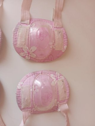 Rodilleras rosas con flores