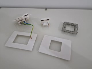 Interruptor y enchufe blanco
