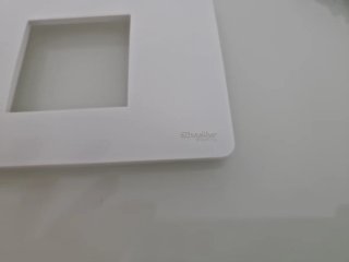 Interruptor y enchufe blanco