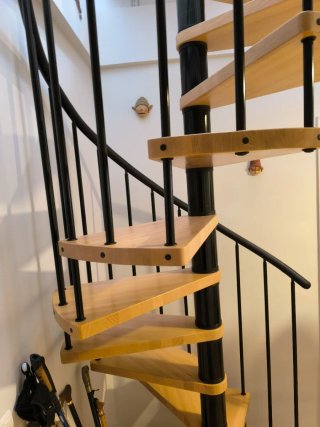 Escalera Caracol Madera y Metal Negra