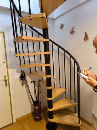 Escalera Caracol Madera y Metal Negra