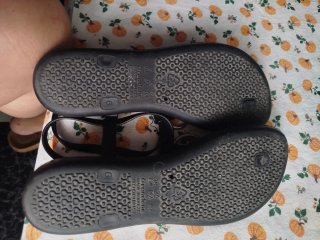 Sandalias Ipanema Negras con Detalle Dorado