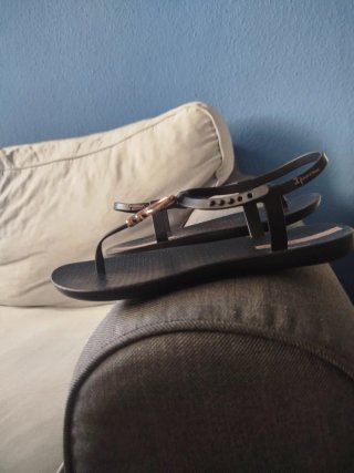 Sandalias Ipanema Negras con Detalle Dorado