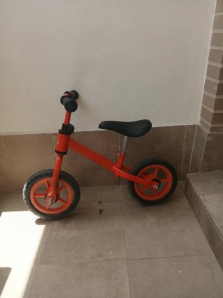 Bicicleta de equilibrio naranja