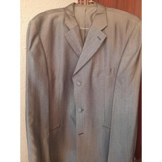 Traje de novio moderno gris