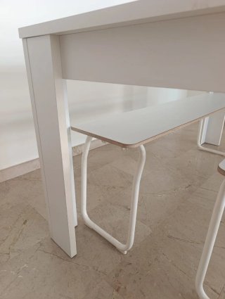 Mesa blanca y bancadas