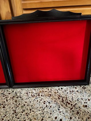 2 vitrinas expositoras madera y terciopelo rojo