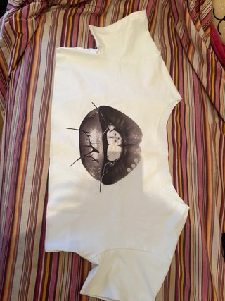 Camiseta blanca con estampado de labios