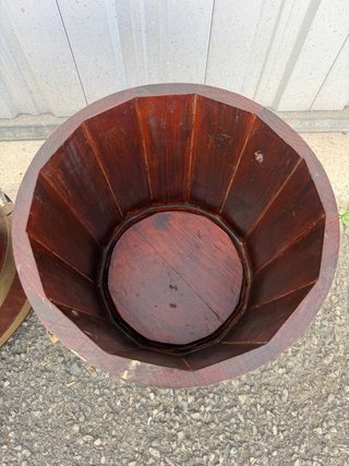 Coppia di vasi vintage in legno e ottone