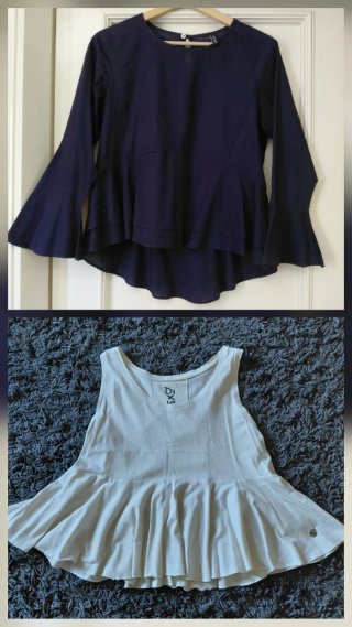 Casacca blu e canotta beige con balze