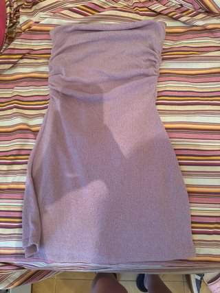 Vestido morado sin tirantes
