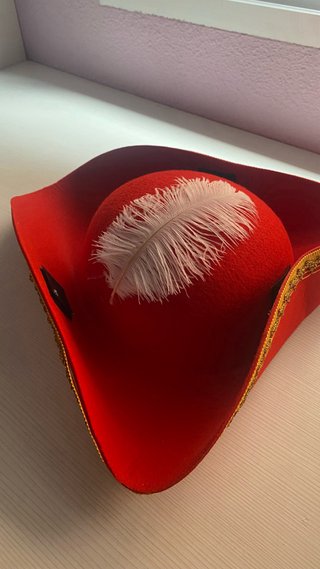 Dos Sobreros Pirata Rojo con Pluma Blanca