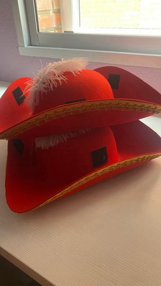 Dos Sobreros Pirata Rojo con Pluma Blanca