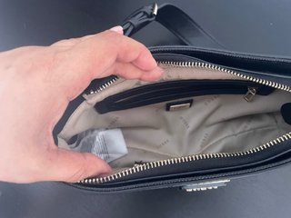 Bolso de hombro Guess negro.