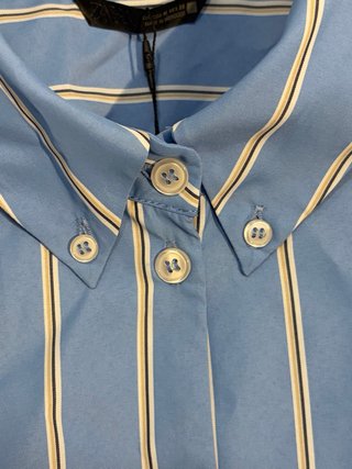 Vendo camisa, rayas verticales y goma en el bajo