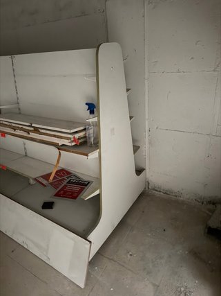 Mueble expositor blanco de madera