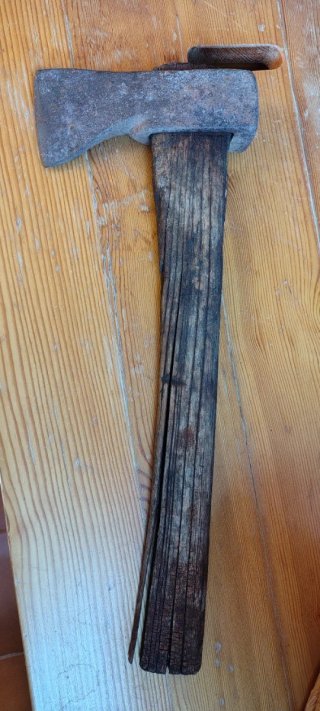 Antica ascia con manico in legno