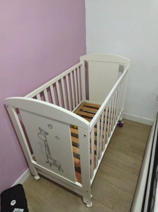 Cuna de bebé blanca