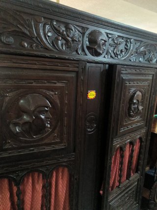Armario antiguo tallado madera