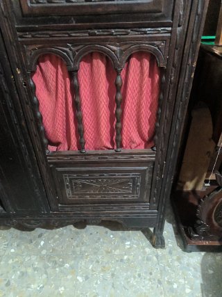 Armario antiguo tallado madera