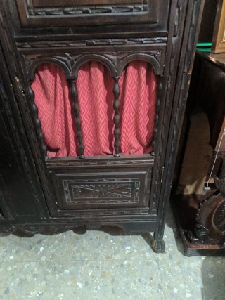 Armario antiguo tallado madera