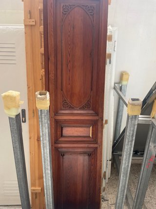 Puerta balconera de madera antigua