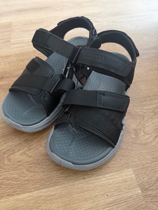 Sandalias de velcro negras y grises