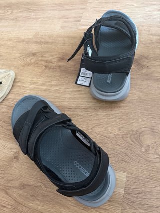 Sandalias de velcro negras y grises