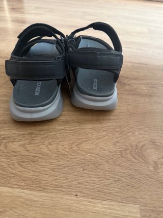 Sandalias de velcro negras y grises