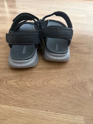 Sandalias de velcro negras y grises