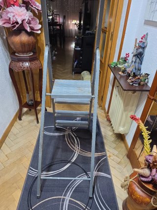 Escalera plegable gris