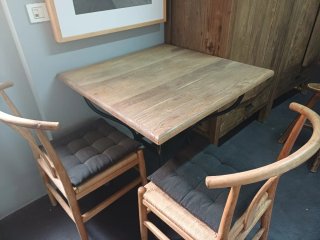 Mesa de madera y 2 sillas