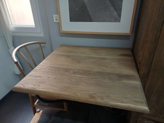 Mesa de madera y 2 sillas